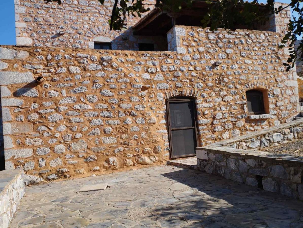 Appartement The Two Carob Trees, Traditional Stonehouse, Nikandri, Pirgos Diros à Lefkias Extérieur photo