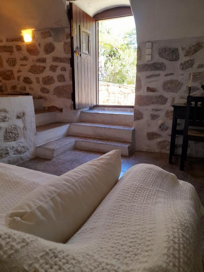 Appartement The Two Carob Trees, Traditional Stonehouse, Nikandri, Pirgos Diros à Lefkias Extérieur photo