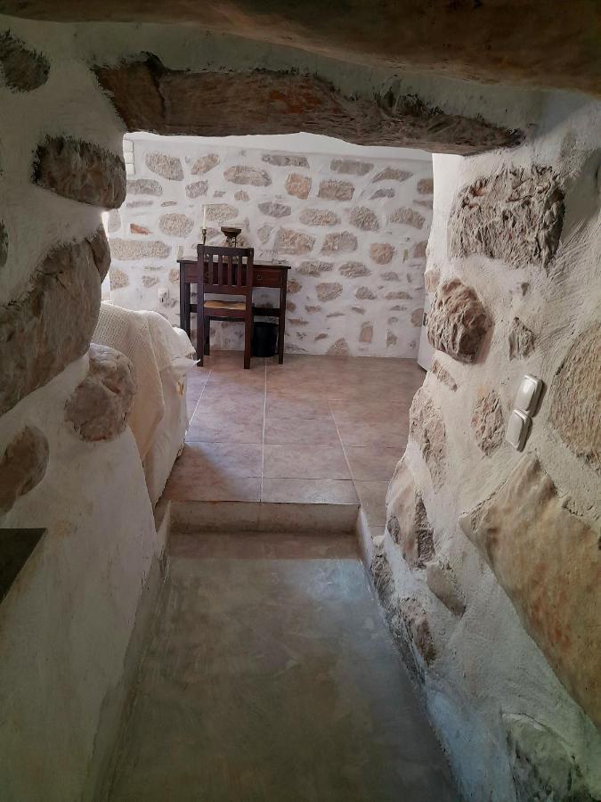 Appartement The Two Carob Trees, Traditional Stonehouse, Nikandri, Pirgos Diros à Lefkias Extérieur photo