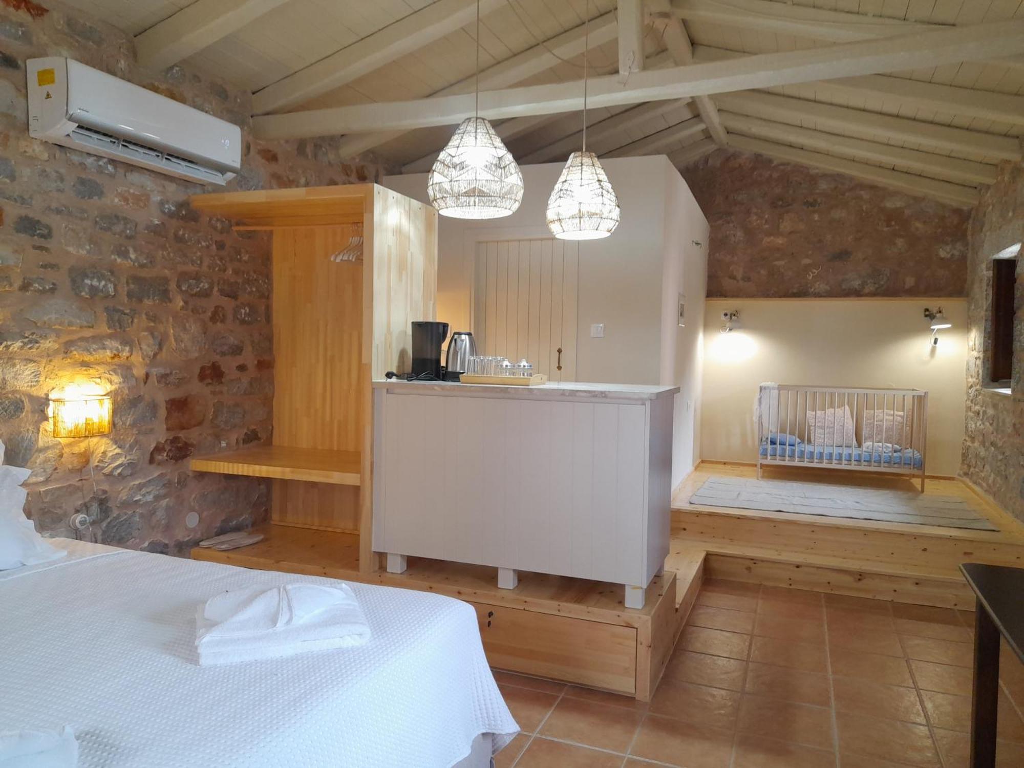 Appartement The Two Carob Trees, Traditional Stonehouse, Nikandri, Pirgos Diros à Lefkias Extérieur photo